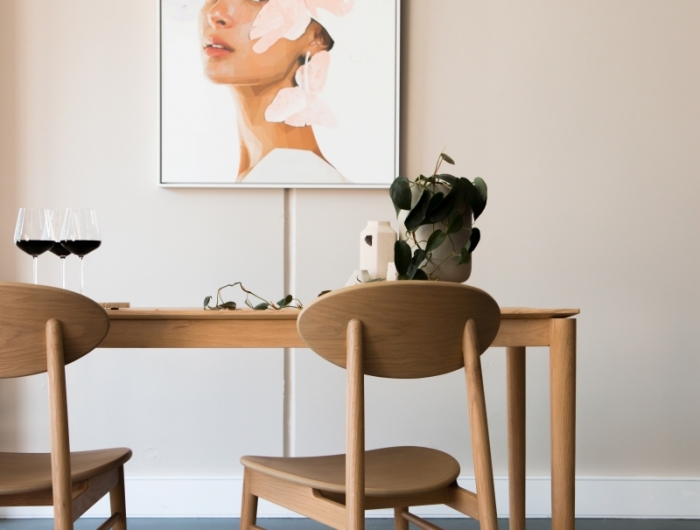 table repas bois style minimaliste chaises scandinave tapis beige