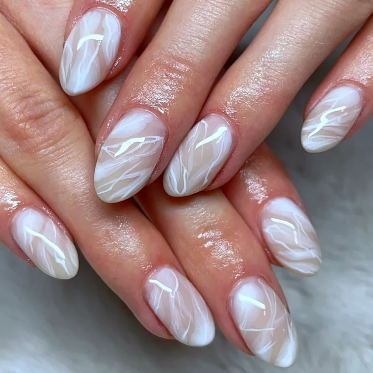 tendance ongle 2024 mancure blanche