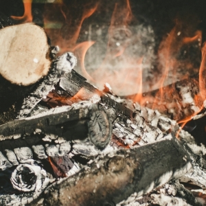 Que faire des cendres de cheminée : 15 utilisations ménagères et du jardin
