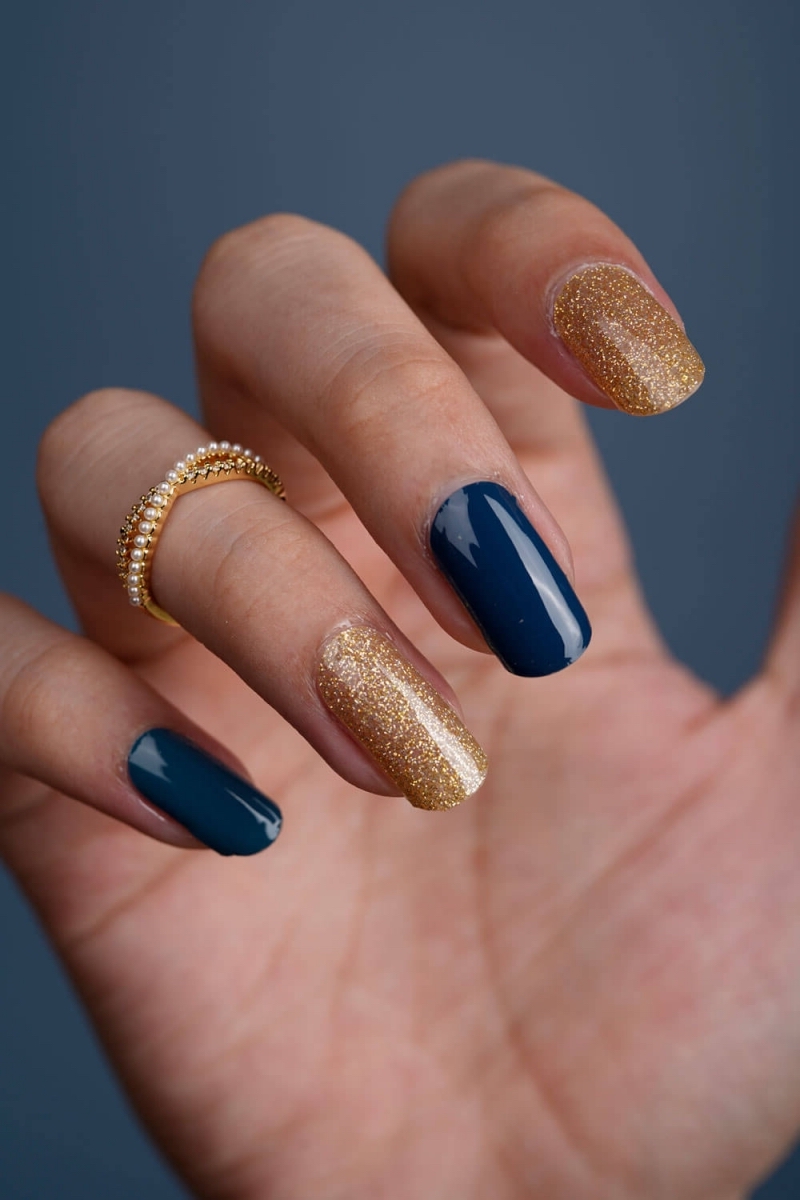 vernis bleu nuit glitter doré ongles fetes de fin d année