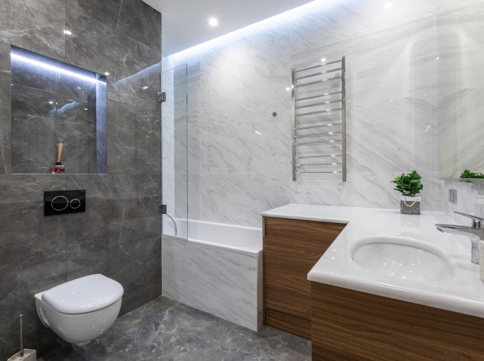 étagère encastrable salle de bain qui se fond salle de bain en blanc et gris
