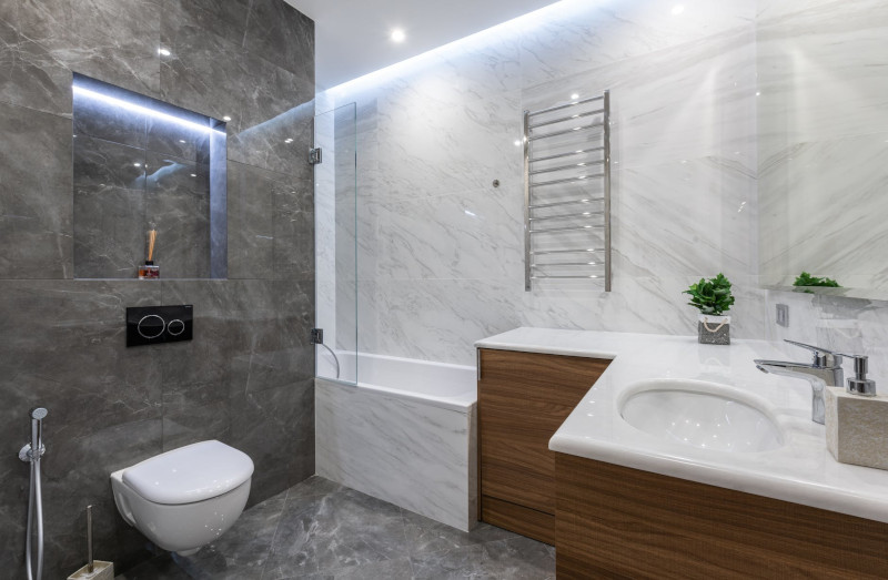 étagère encastrable salle de bain qui se fond salle de bain en blanc et gris