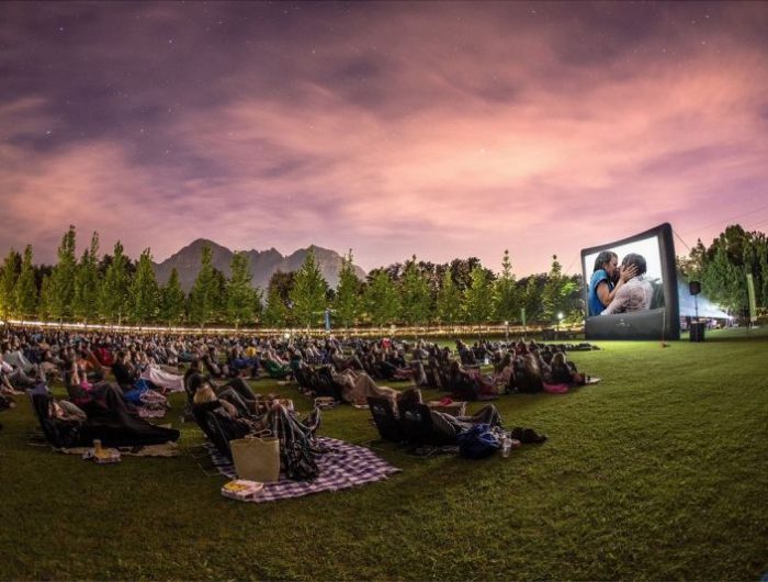 activité a faire en couple cinéma romantique en plein air