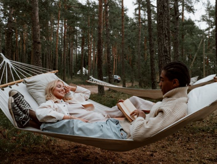 activité a faire en couple deux amoureux dans un hamac qui lisent un livre