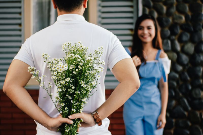 activité surprise un homme qui offre un bouquet à sa copine