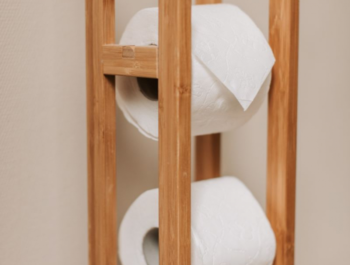 amenagement toilette appui en bois pour le paper de toilettes