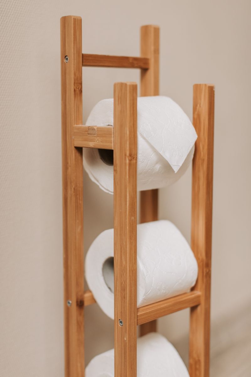 amenagement toilette appui en bois pour le paper de toilettes