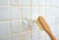 Nettoyer le carrelage de salle de bain de manière naturelle et efficace