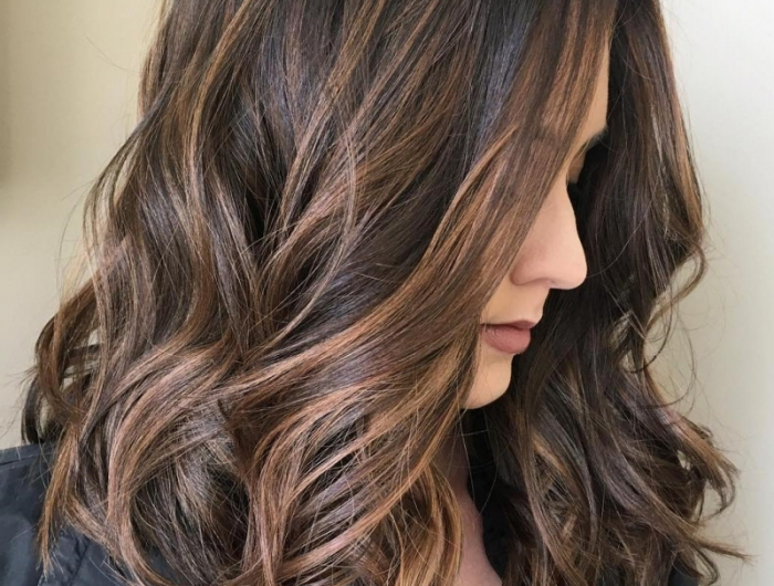 balayage tendance couleur cheveux 2022 reflets contour visage