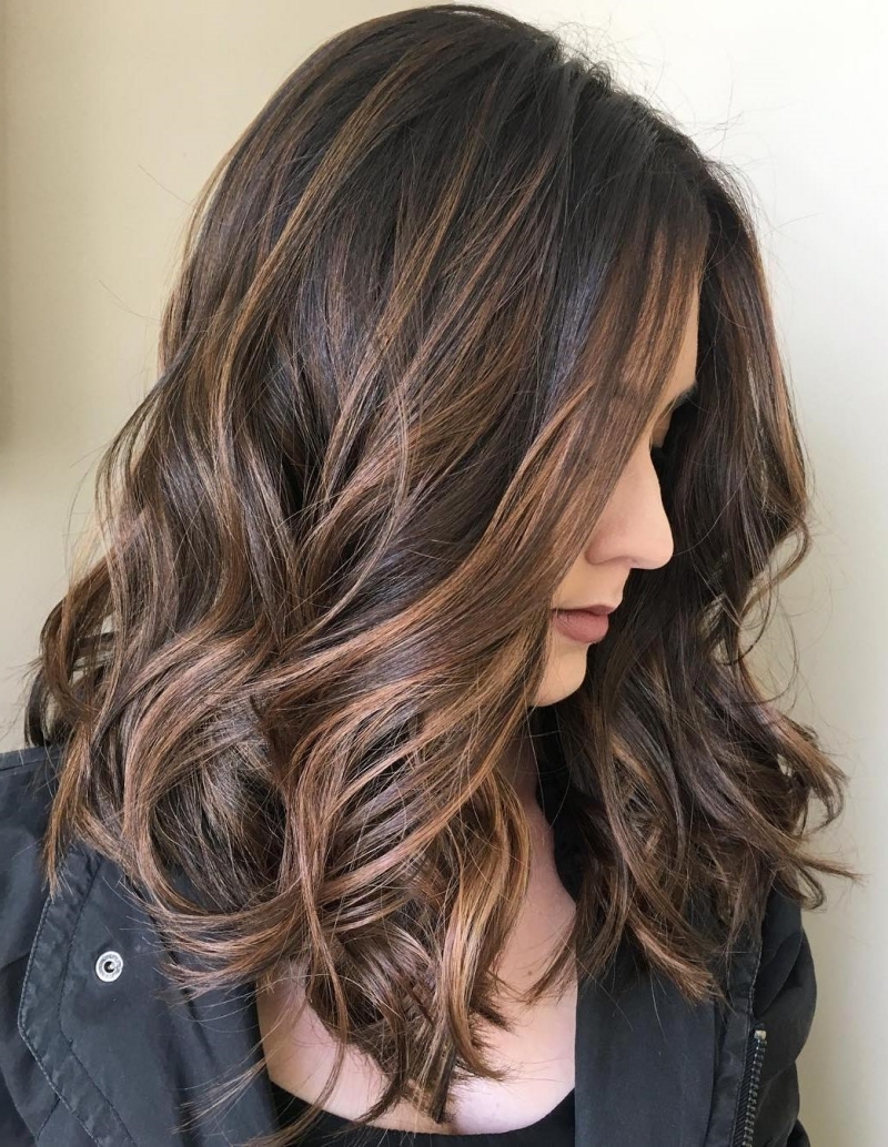 balayage tendance couleur cheveux 2022 reflets contour visage