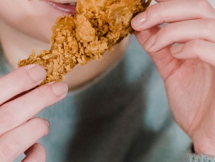 boire du vinaigre de cidre une femme qui mange du poulet