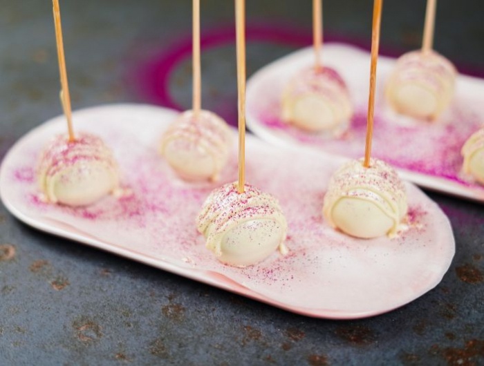 boules de biscuits au chocolat blanc avec poudre rose mini gateau pour la saint valentin