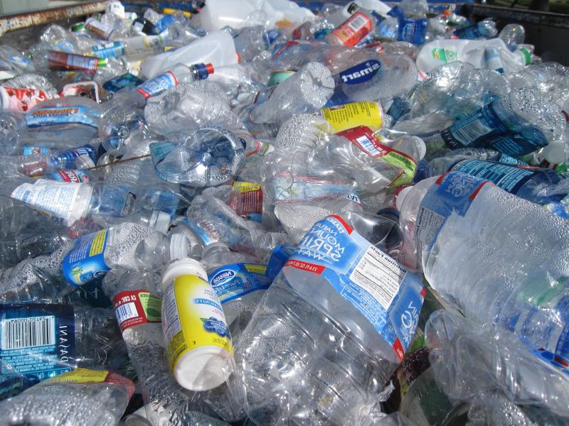 bouteille d eau réutilisable un tas de déchets en plastique