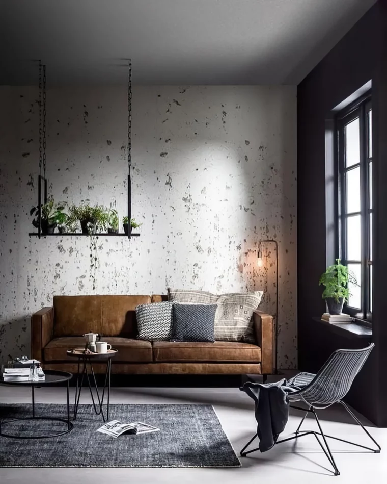 canape marron coussin mur en blanc et noir beton chaises noire tapis