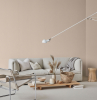 canapé gris clair aménagement salon minimaliste déco bohème accessoires fibre végétale table basse bois clair peinture beige clair panier paille