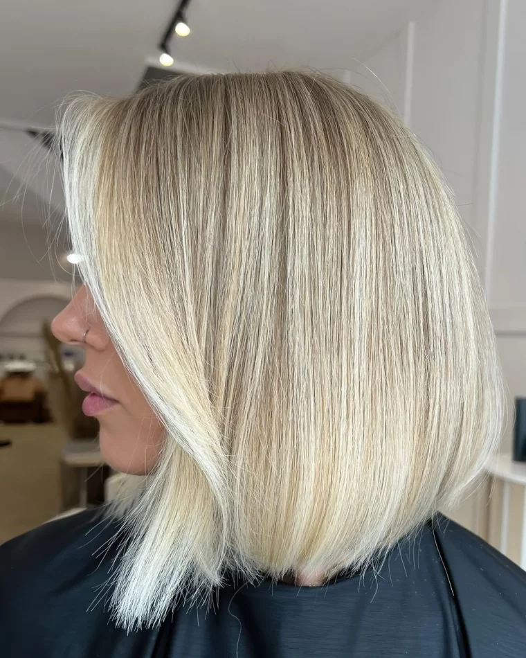 carre blonde epaule cheveux fins lisses coiffure meches chatain clair