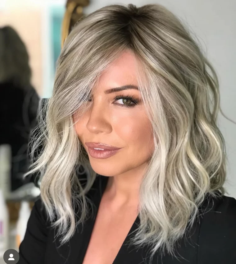 carre wavy cheveux epais balayage gris racines foncees blond cendre