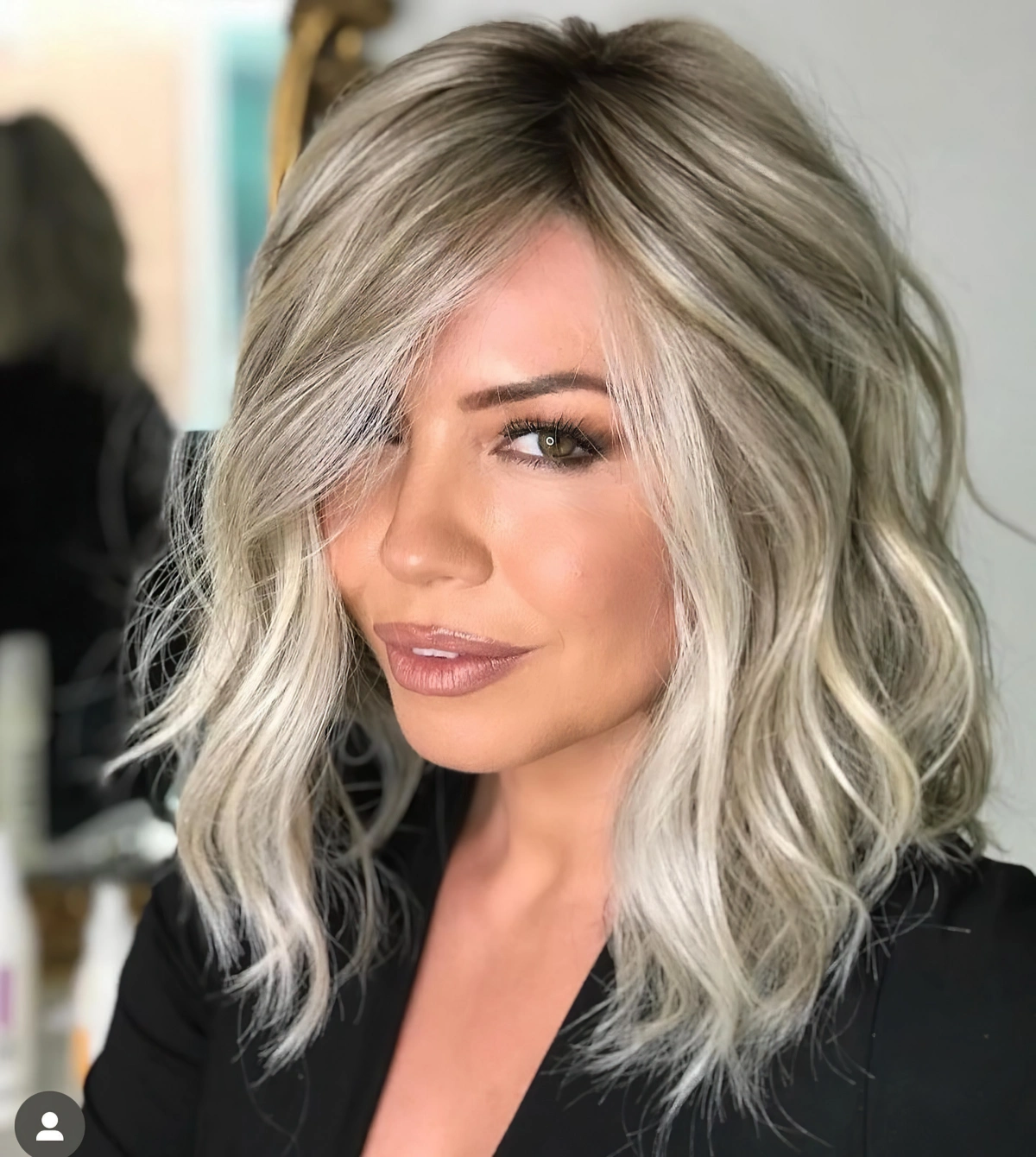 carre cheveux epais balayage gris racines foncees blond cendre