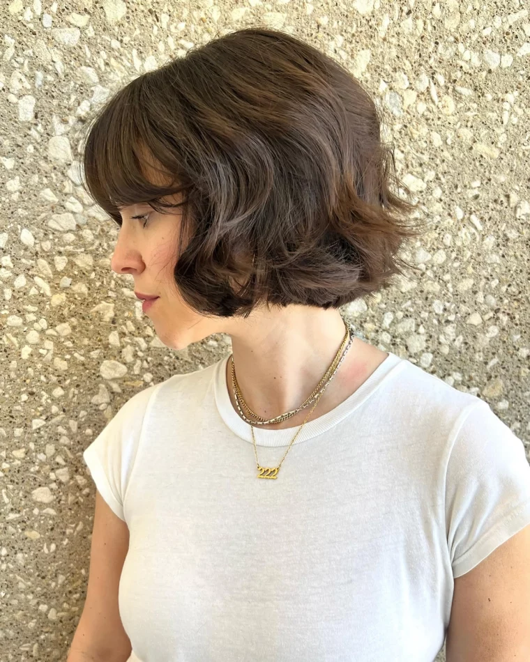 carre wavy frange cheveux courts collier or t shirt blanc femme