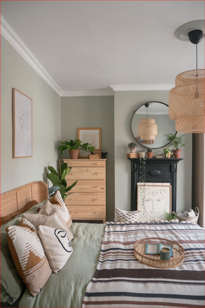 chambre vert sauge linge de lit coussins décoratifs meubles bois