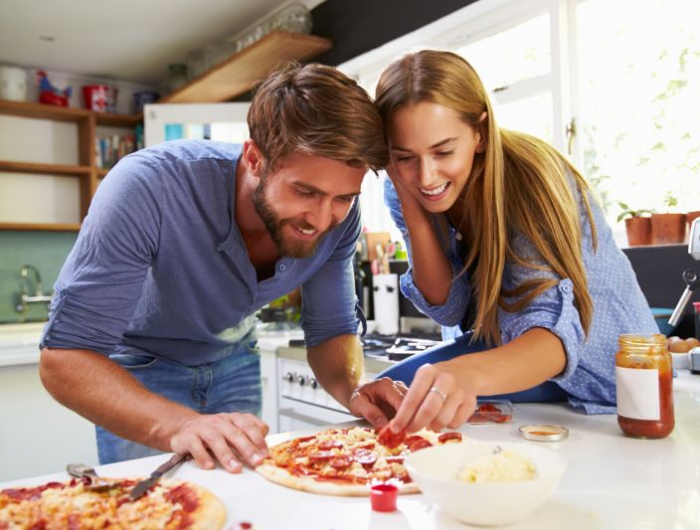 choses insolites à faire en couple un couple qui cuisine ensemble et rit