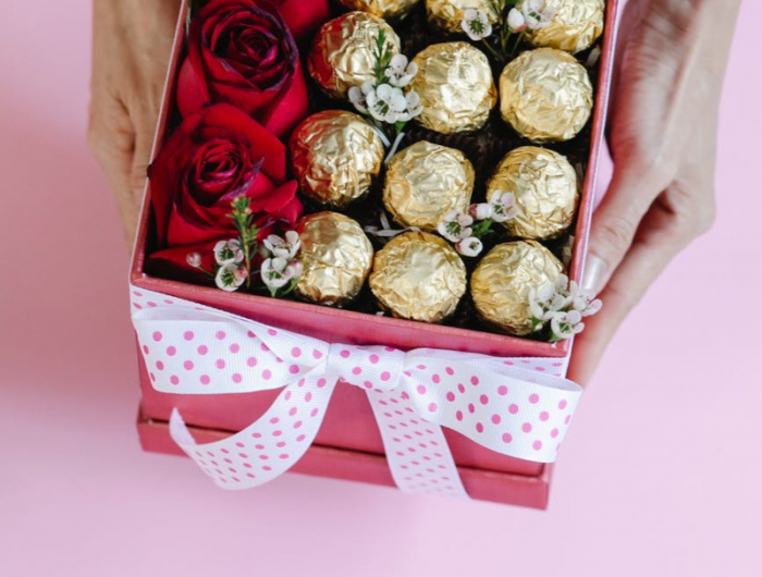 coffret saint valentin femme plein de bonbons au chocolat et roses dans une boite