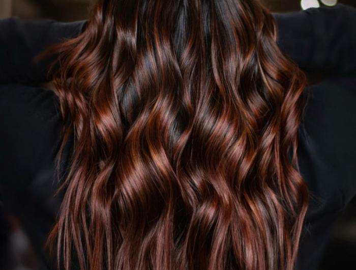 coiffure boucles couleur de cheveux caramel chocolat