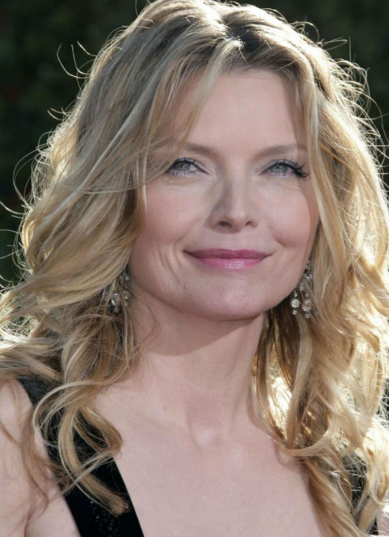 coiffure cheveux mi long michelle pfeiffer legerement ondulee robe de soiree noire