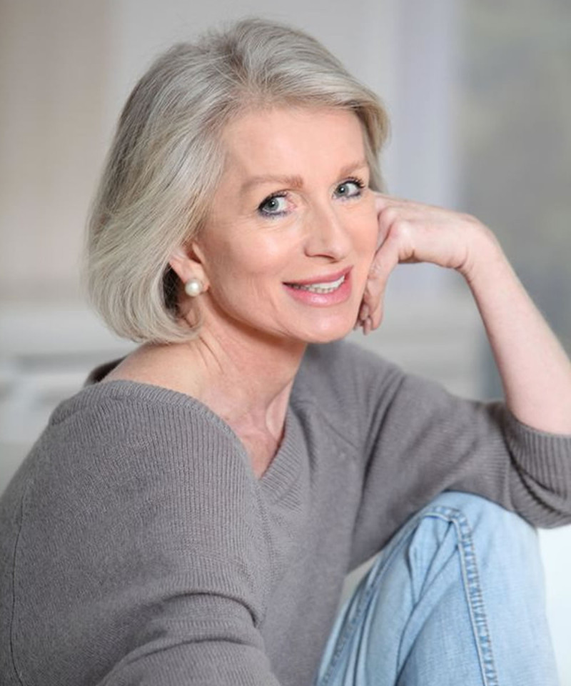 coiffure femme 60 ans épanouie carré avec frange latérale femme au top gris