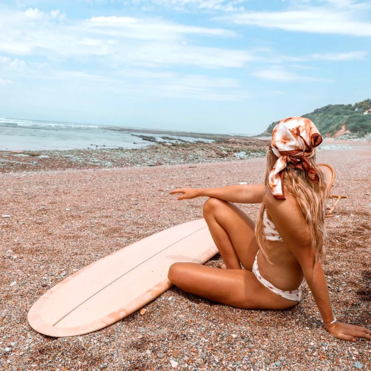 coiffure pour la plage avec bandana femme surf mer