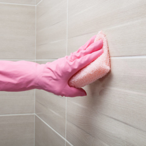 Nettoyer le carrelage de salle de bain de manière naturelle et efficace