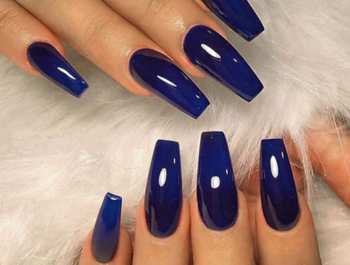 couleur d ongles bleu marin sur ongles forme d amnde soignés.jfif