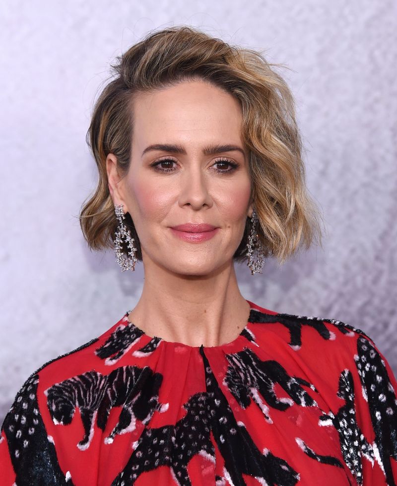 coupe carré court pour femme de 50 ans sarah paulson ondulations cheveux coupés court