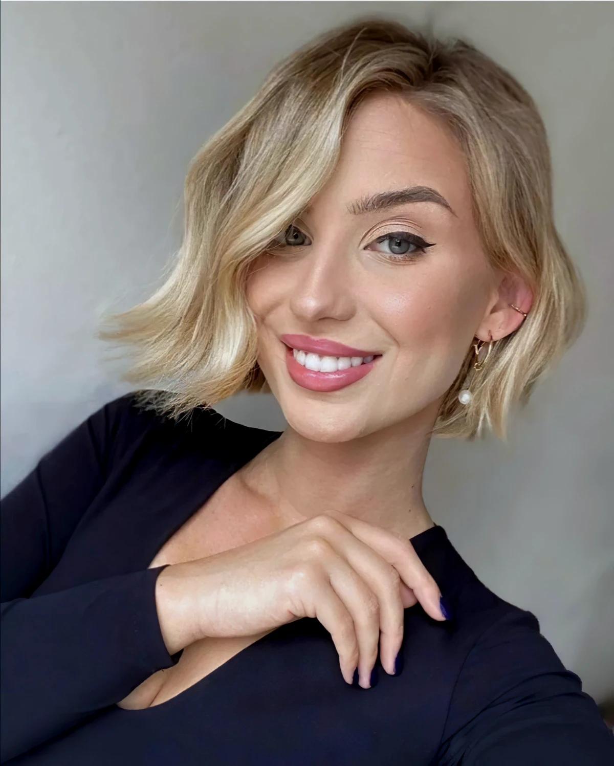 coupe carre degradee tres court femme blonde souriante