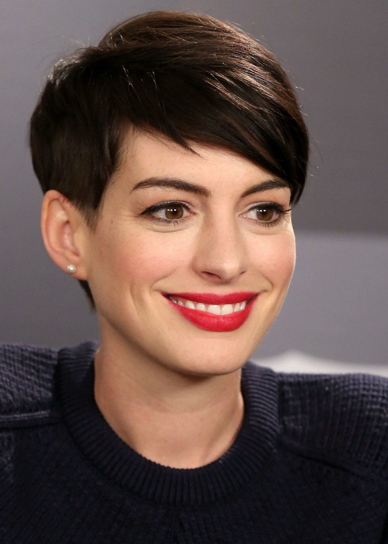 coupe carré très court bixie tendance anne hathaway