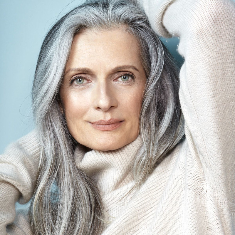 coupe cheveux blancs femme 60 ans longue femme en pull beige