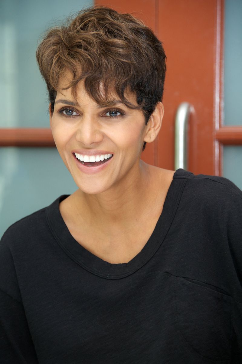 coupe courte cheveux fins halle berry coupe pixie avec des meches longues devant