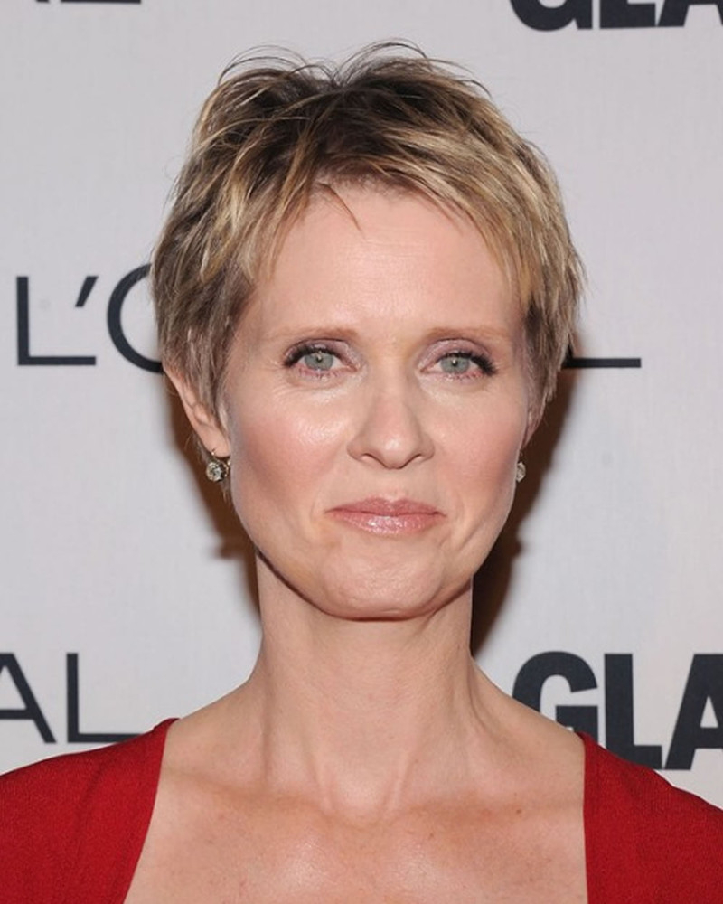 Short tapered haircut 50 years blond with weak bangs on the side Cynthia Nixon