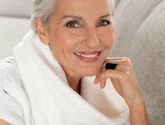 coupe courte effilée femme 60 ans écharppe épaisse blanche top en tricot