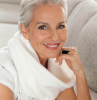 coupe courte effilée femme 60 ans écharppe épaisse blanche top en tricot