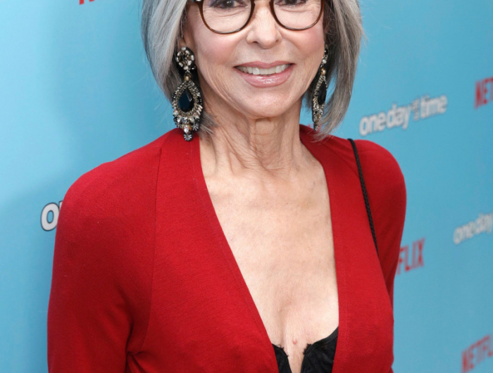 coupe de cheveux court femme 60 ans avec lunettes carré gris avec frange