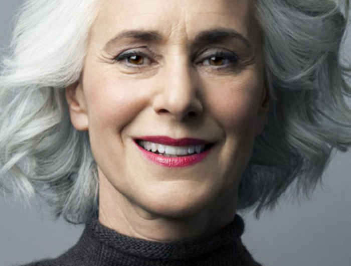 coupe de cheveux gris pour femme de 60 ans carré ondulé femme en pull noir