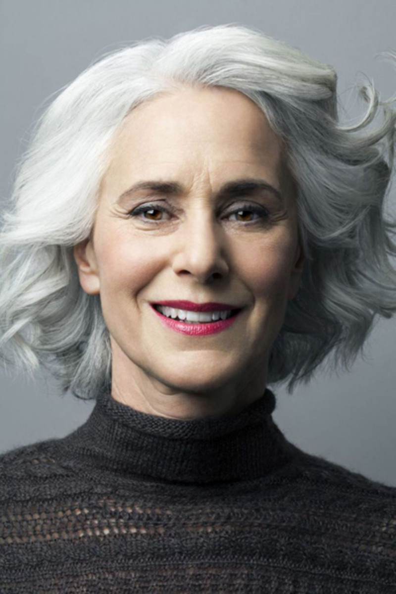 coupe de cheveux gris pour femme de 60 ans carré ondulé femme en pull noir