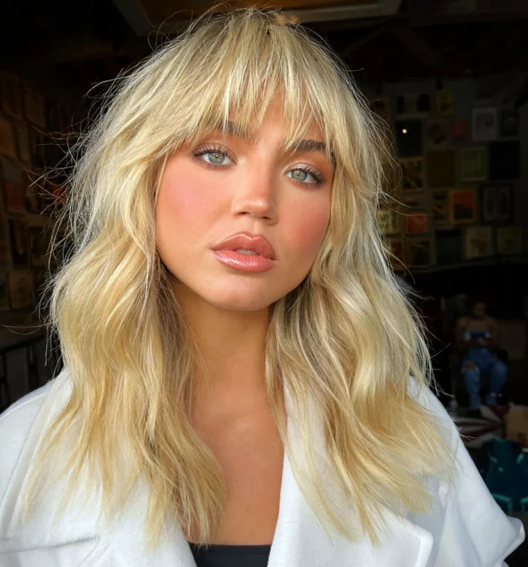 coupe de cheveux tendnace 2024 frange bardot demme blonde