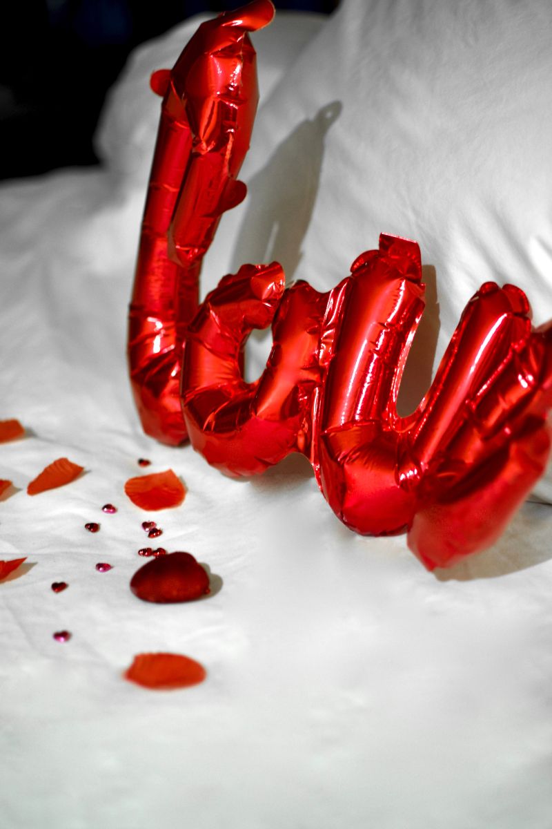deco chambre romantique grandes lettres love rouges sur le lit