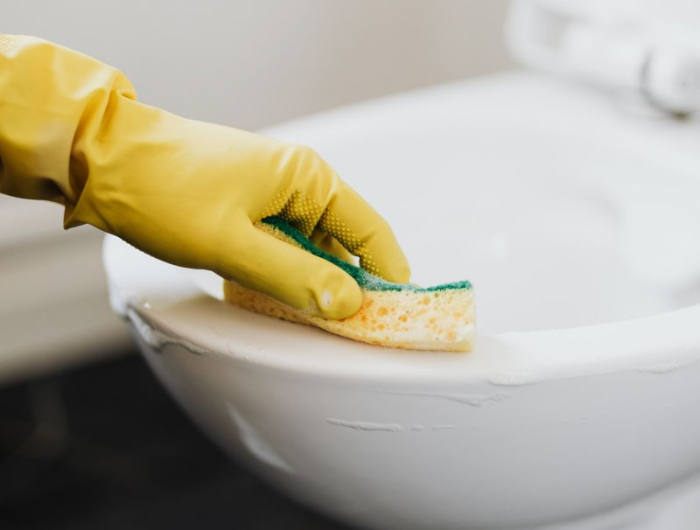déco de toilette tendance pour 2022 nettoyer les toilettes avec une éponge