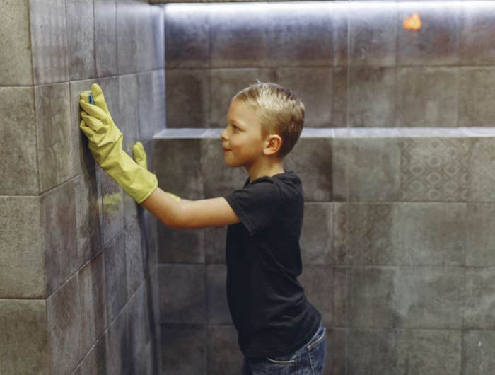 déco de toilette tendance pour 2022 un petit garçon qui nettoie le mur
