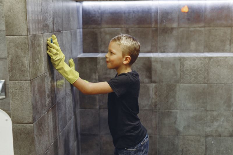 déco de toilette tendance pour 2022 un petit garçon qui nettoie le mur