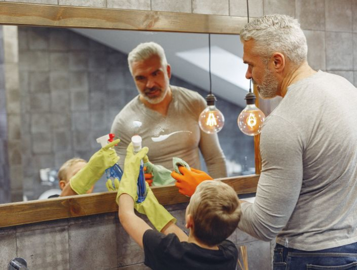 deco toilette chic un père et son garçon nettoient le miroir