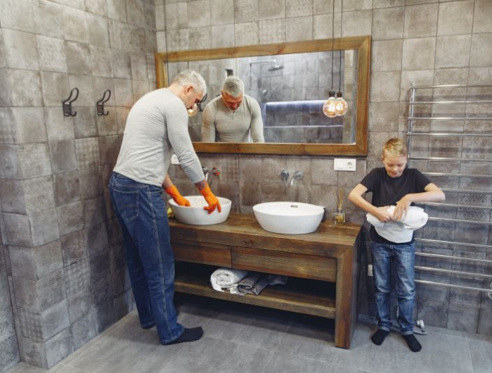 déco wc nature un homme arrange les toilettes avec son fils